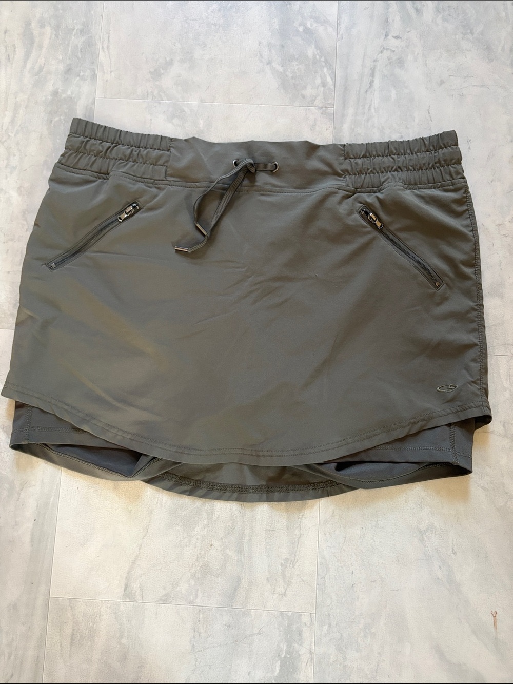 Champion Skort olive green
Front zipper pockets elastic waistline/drawstring
